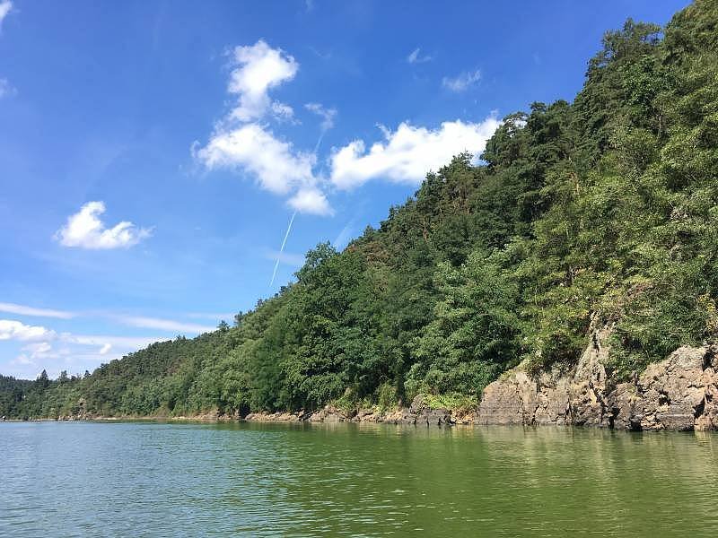 Skály na druhé straně Vltavy
